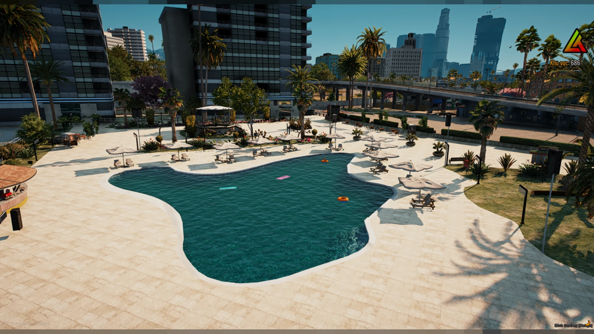 Open courtyard of the sunshine plaza mlo shopping center — view 2