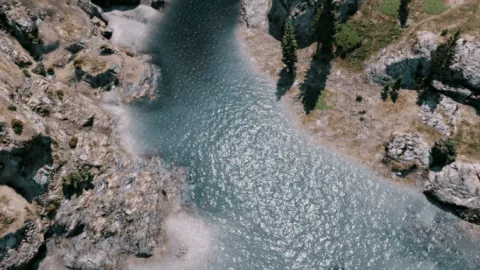 Beautiful water with clear waves and reflections in a FiveM ocean