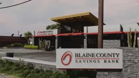 Blaine county bank lobby with teller counter and a vault door — FiveM MLO