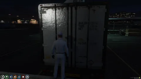 Container robbery in FiveM with a crew looting a shipping container