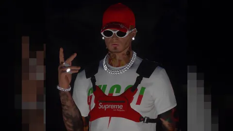 Supreme Cap and Bag MP Male set worn by a freemode male character — view 2